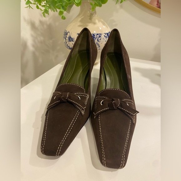 Ann Taylor Brown Suede Kitten Heel Loafers • Bow Detail • Size 9 - Picture 2 of 9